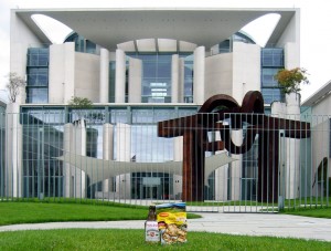 freibier-und-erbsensuppe-vor-kanzlerin-amt-foto-limitierte-aufalge1