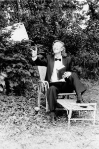 3-er freut sich dass brecht zu besuch kommt - endlich was los im garten