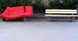 stadt stellt neue bänke vor