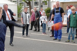 Ministerpräsident Weil schiesst Mauer zwischen Arm und Reich ein