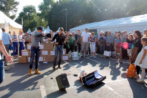 Strassenmusiker vor der Mauer