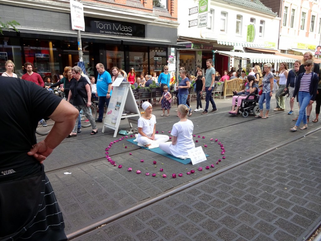 die strassenbahn hatte mal weider verspätung ud iris und uschi beteten inständig, dass sie bald käme