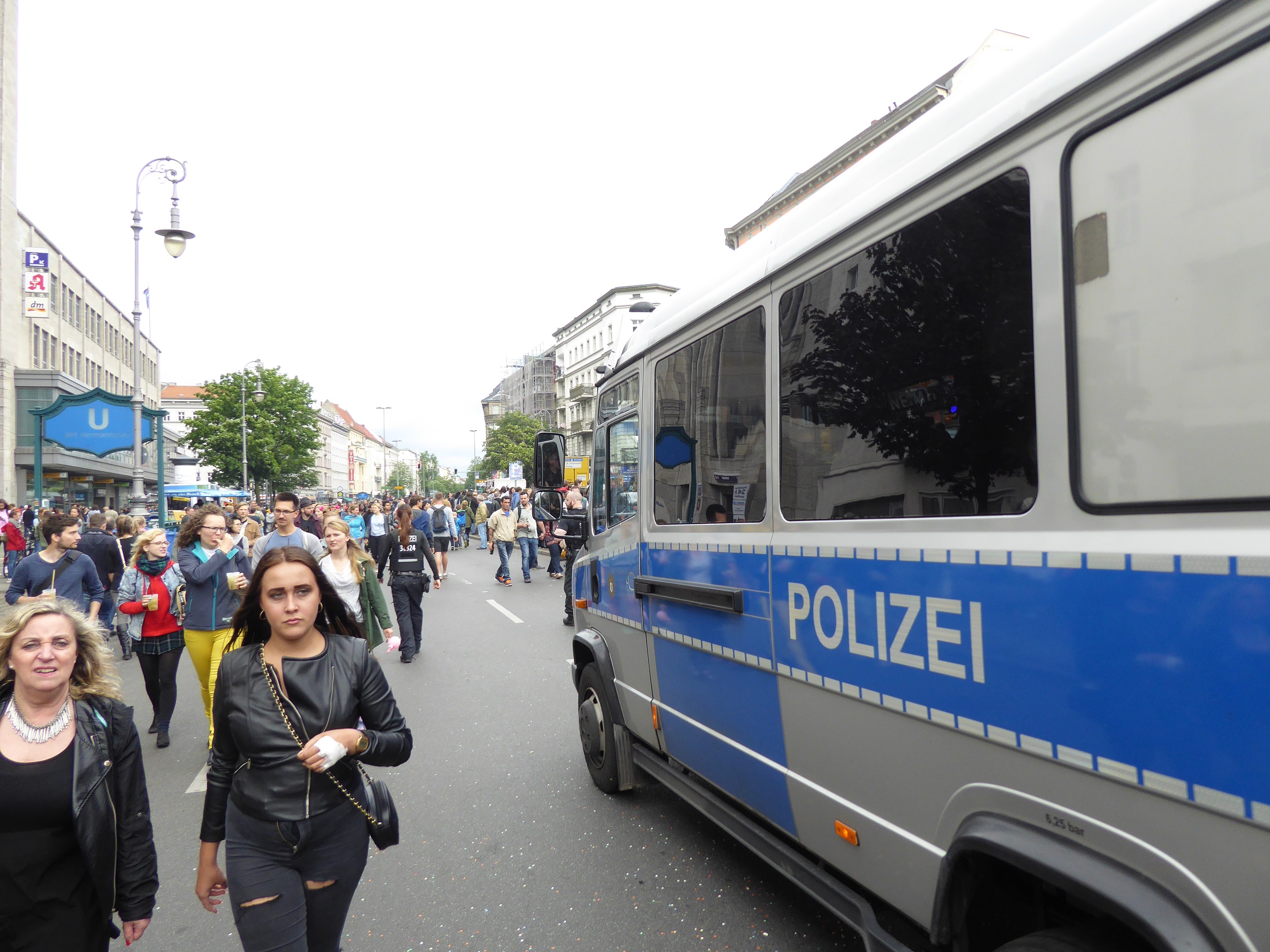 polizei beim karneval der kulturen
