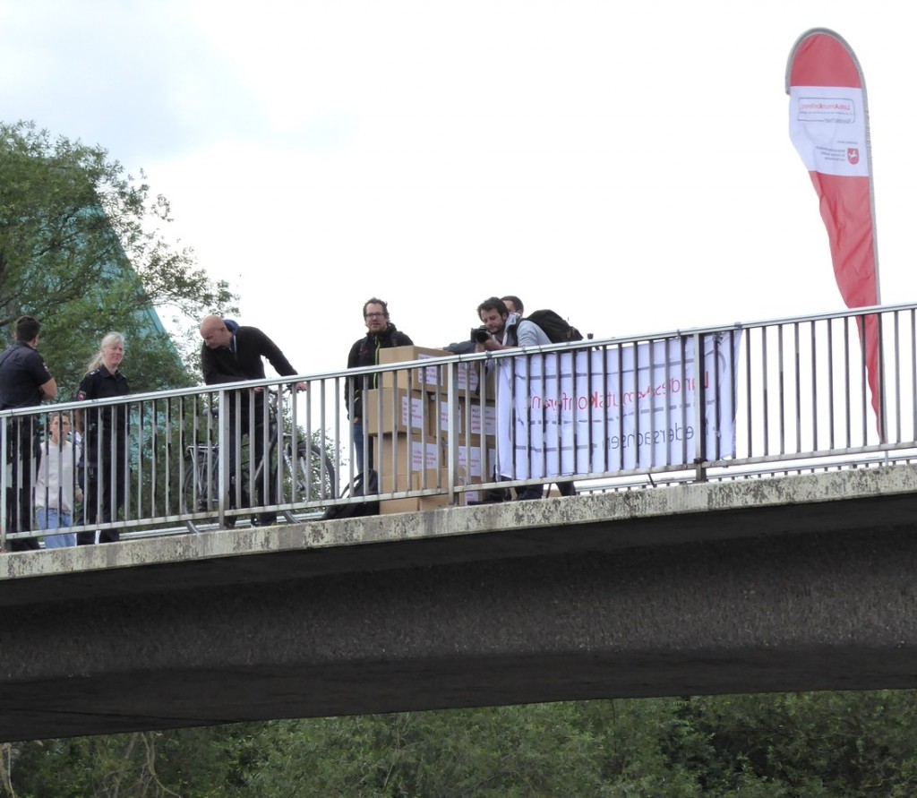 5-Brücke-mit-LAK-Banner-und-LAK-Sprecher-Niggemeyer-1024x891