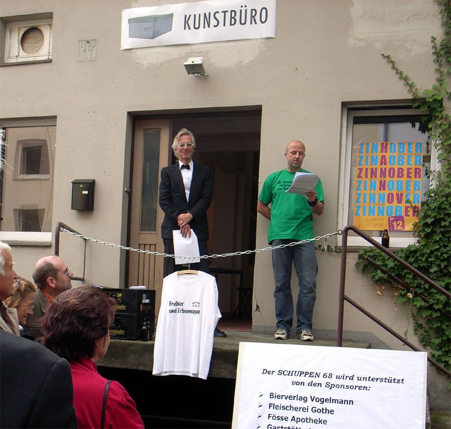 SCHUPPEN Chefsatiriker Sievers (re) und Sponsorenliste